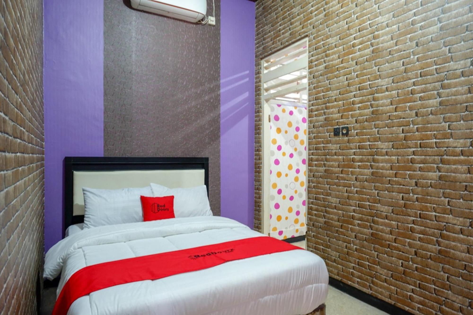 Hotel RedDoorz near Stasiun Kebumen Exterior foto